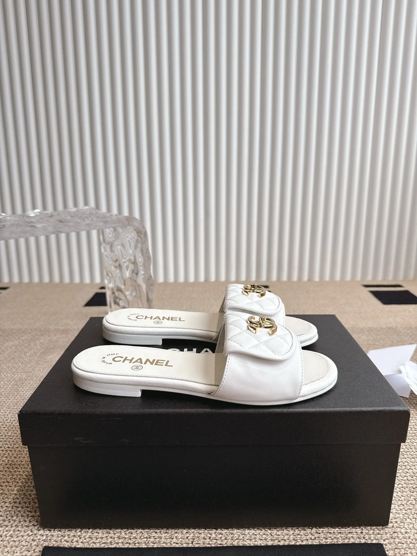 👟👟Ex-factory price 400👟👟 chanel 25ss new summer sandals ‼ ️ 2025 Chanel’s latest popular summer slippers are versatile, slimming and elegant, a slipper with great looks, perfect with any combination! Lazy slippers are worth recommending. Original custom-made sheepskin upper with original hardware buckle. Sheepskin lining. Italian leather outsole. Size: 35-40 (41.42 order)